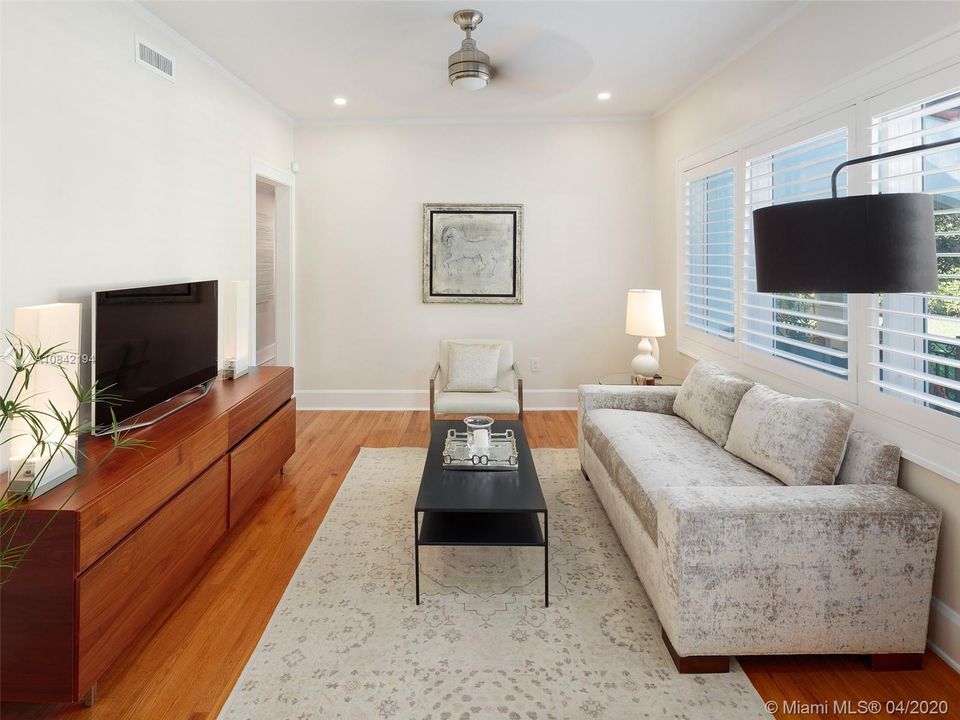 Vendido Recientemente: $2,275,000 (5 camas, 4 baños, 4234 Pies cuadrados)