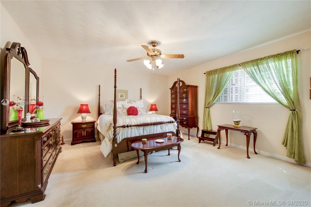 Vendido Recientemente: $469,000 (4 camas, 3 baños, 2568 Pies cuadrados)