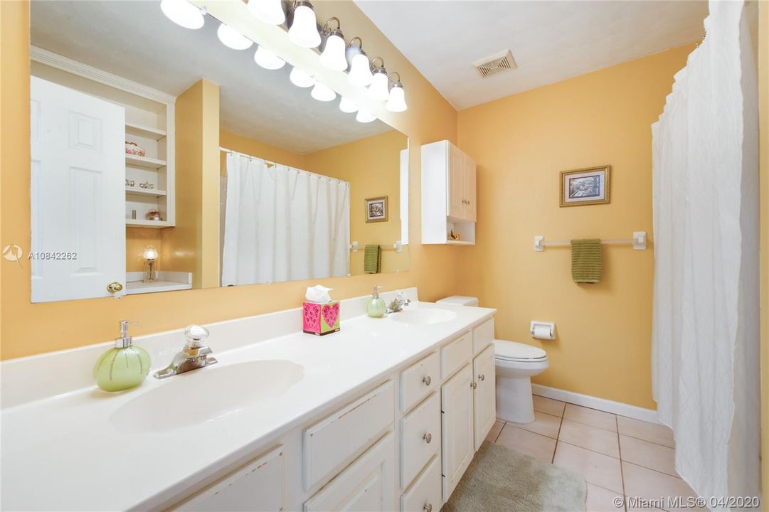 Vendido Recientemente: $469,000 (4 camas, 3 baños, 2568 Pies cuadrados)