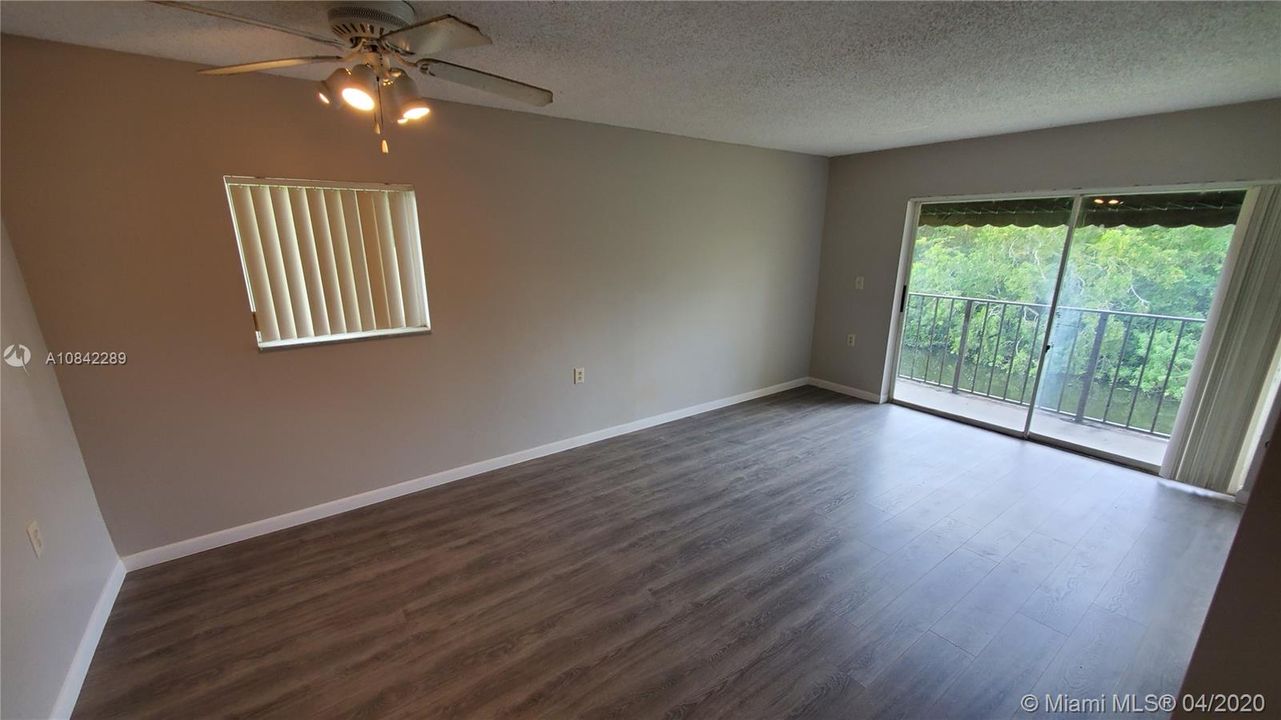 Недавно продано: $79,999 (1 спален, 1 ванн, 540 Квадратных фут)