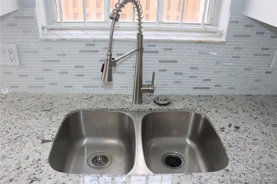 Recently Sold: $349,900 (4 beds, 2 baths, 2052 Square Feet)