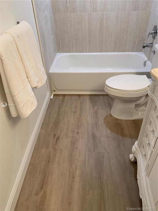 GUEST BATHROOM WITH TUB