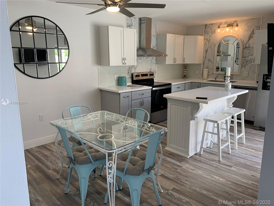 KITCHEN / DINING