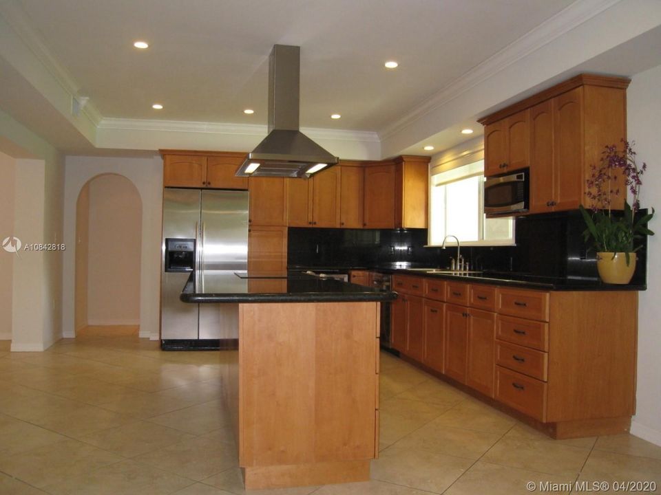 Recently Rented: $6,990 (6 beds, 3 baths, 3125 Square Feet)