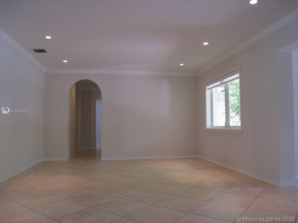 Recently Rented: $6,990 (6 beds, 3 baths, 3125 Square Feet)