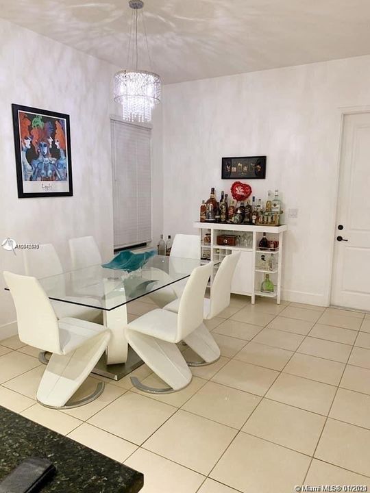 Vendido Recientemente: $459,900 (4 camas, 2 baños, 2291 Pies cuadrados)