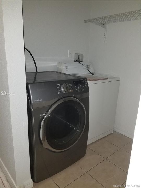最近售出: $175,500 (3 贝兹, 2 浴室, 1291 平方英尺)