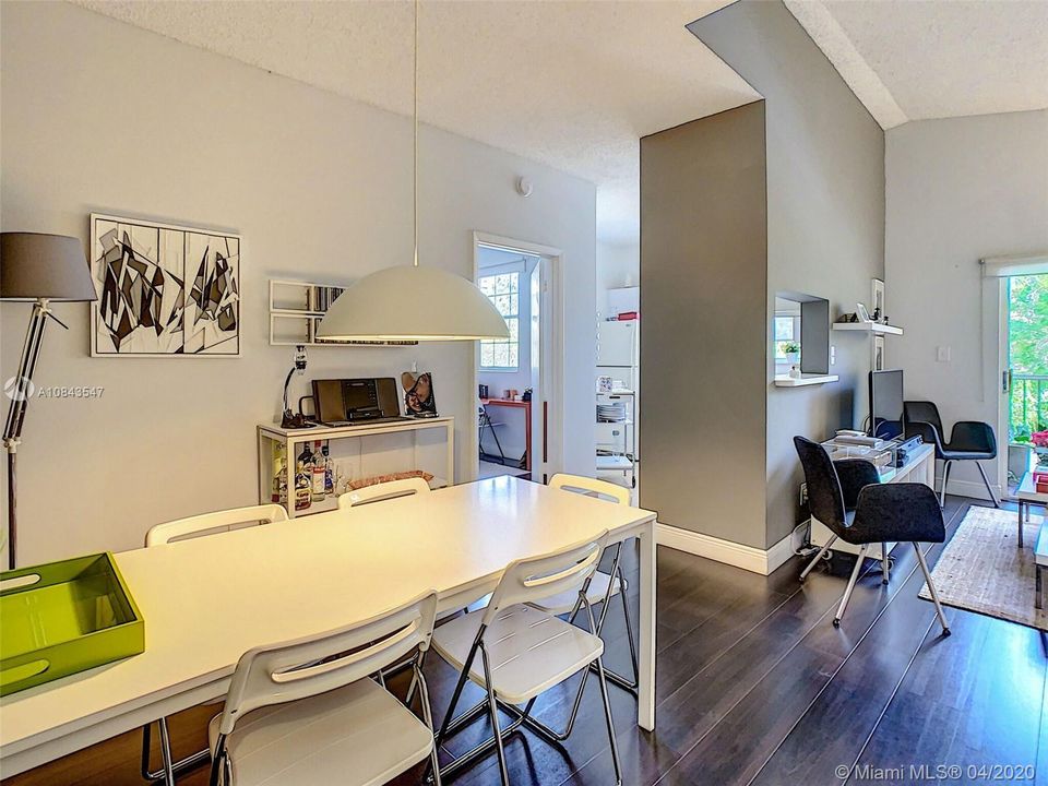 Недавно продано: $139,000 (2 спален, 2 ванн, 807 Квадратных фут)