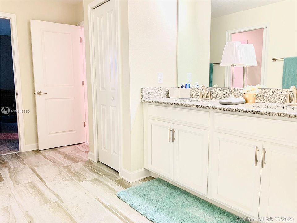 Vendido Recientemente: $550,000 (9 camas, 5 baños, 3909 Pies cuadrados)