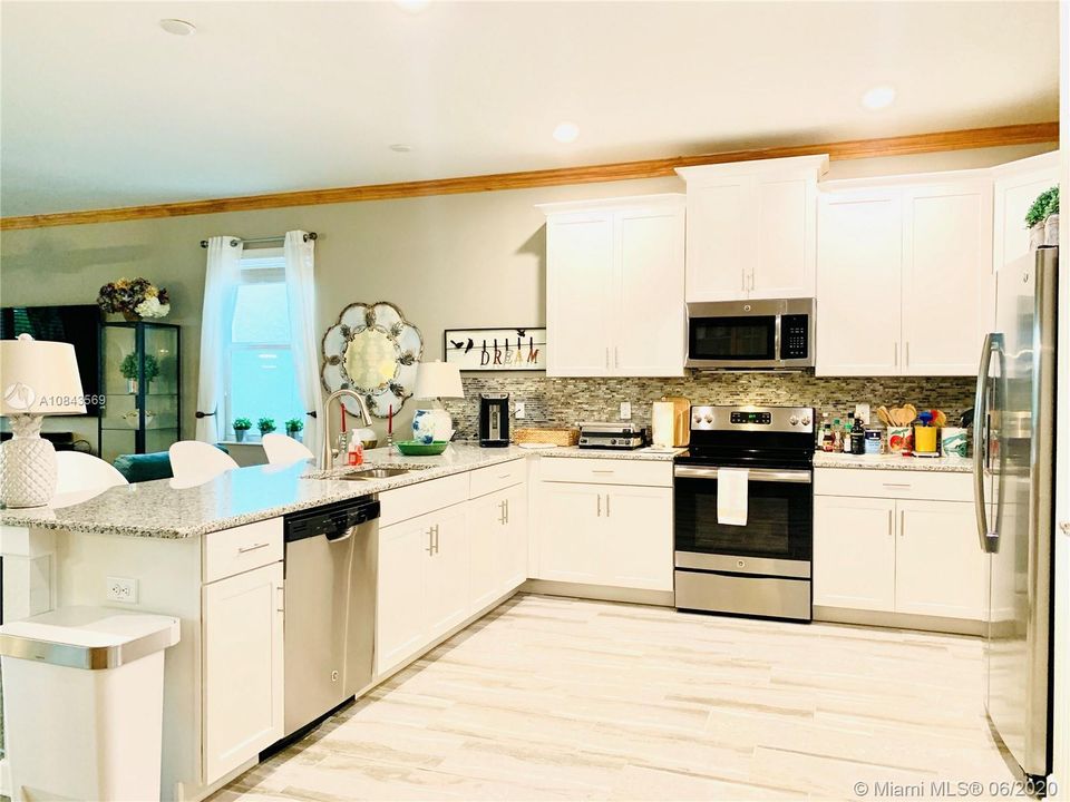 Vendido Recientemente: $550,000 (9 camas, 5 baños, 3909 Pies cuadrados)