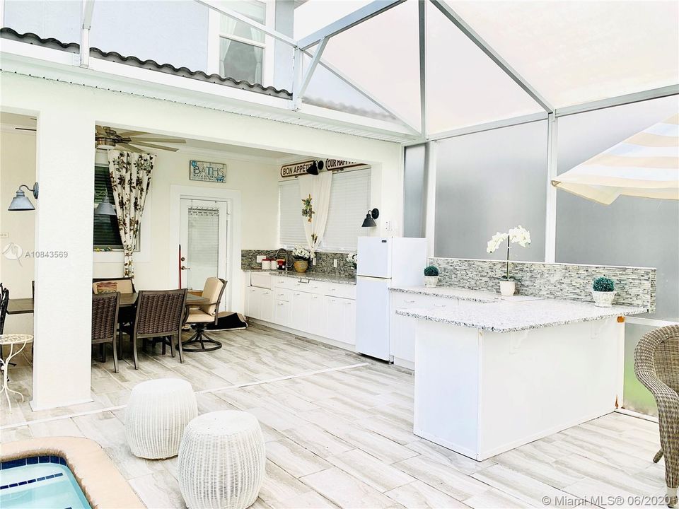 Vendido Recientemente: $550,000 (9 camas, 5 baños, 3909 Pies cuadrados)