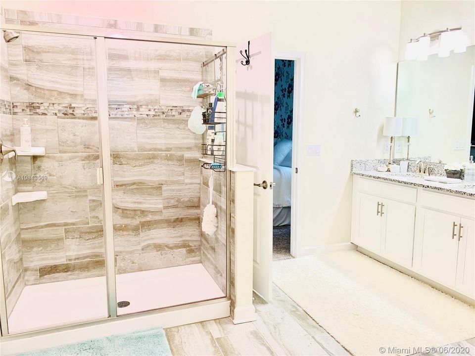 Vendido Recientemente: $550,000 (9 camas, 5 baños, 3909 Pies cuadrados)