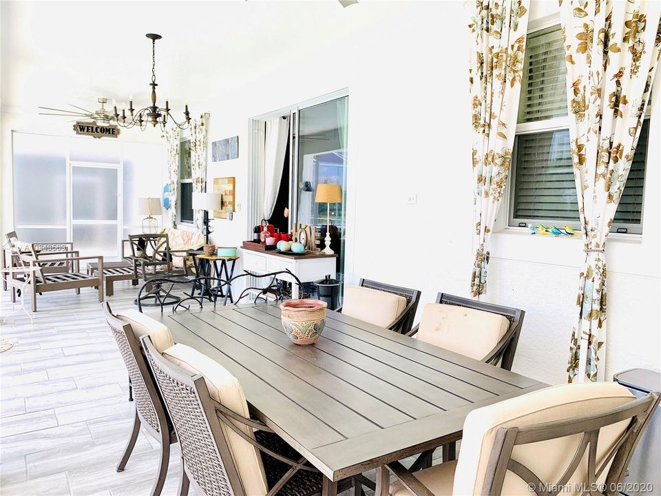 Vendido Recientemente: $550,000 (9 camas, 5 baños, 3909 Pies cuadrados)