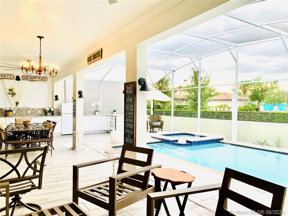 Vendido Recientemente: $550,000 (9 camas, 5 baños, 3909 Pies cuadrados)