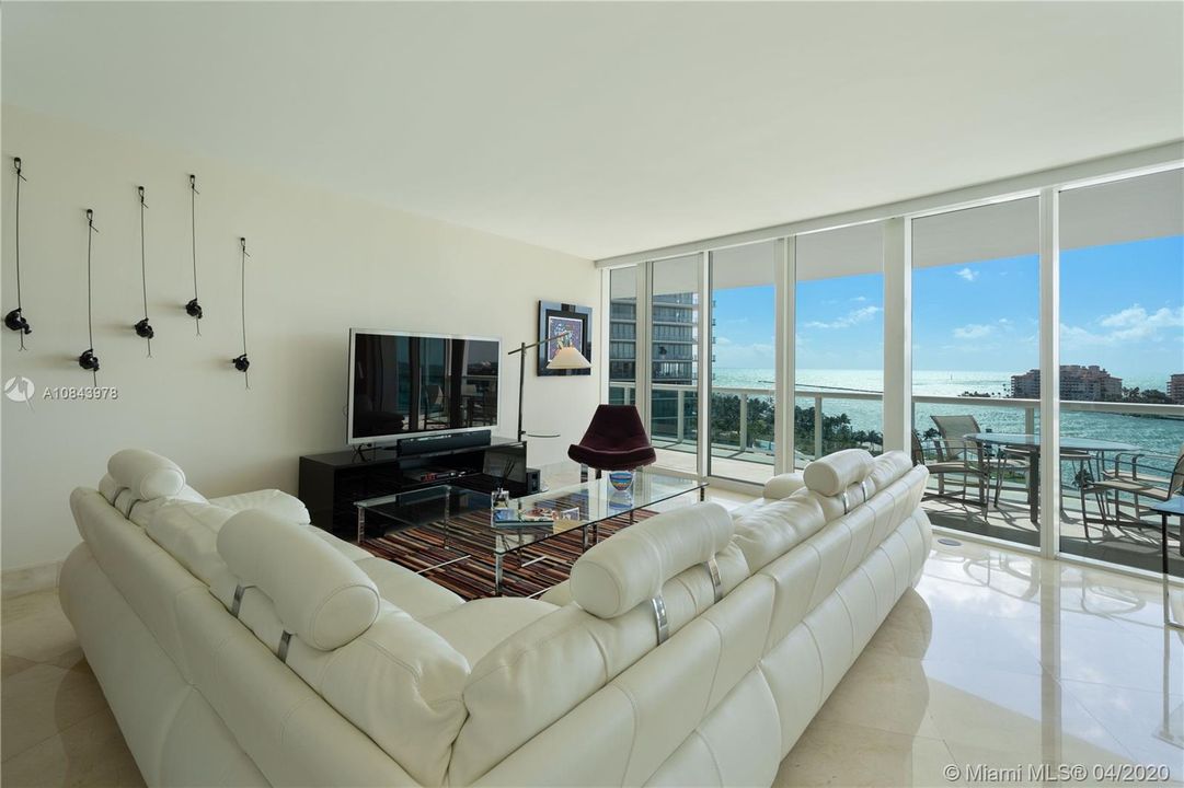 Recently Sold: $2,820,000 (3 beds, 3 baths, 2190 Square Feet)