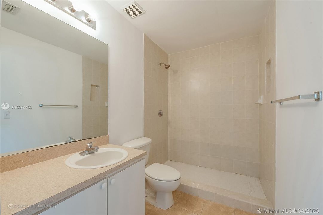 Recently Rented: $1,085 (1 beds, 1 baths, 725 Square Feet)