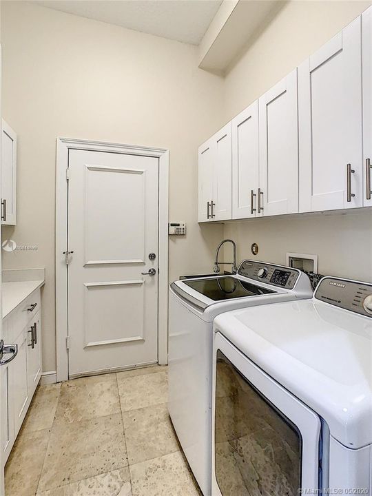 Vendido Recientemente: $1,010,000 (5 camas, 5 baños, 3933 Pies cuadrados)