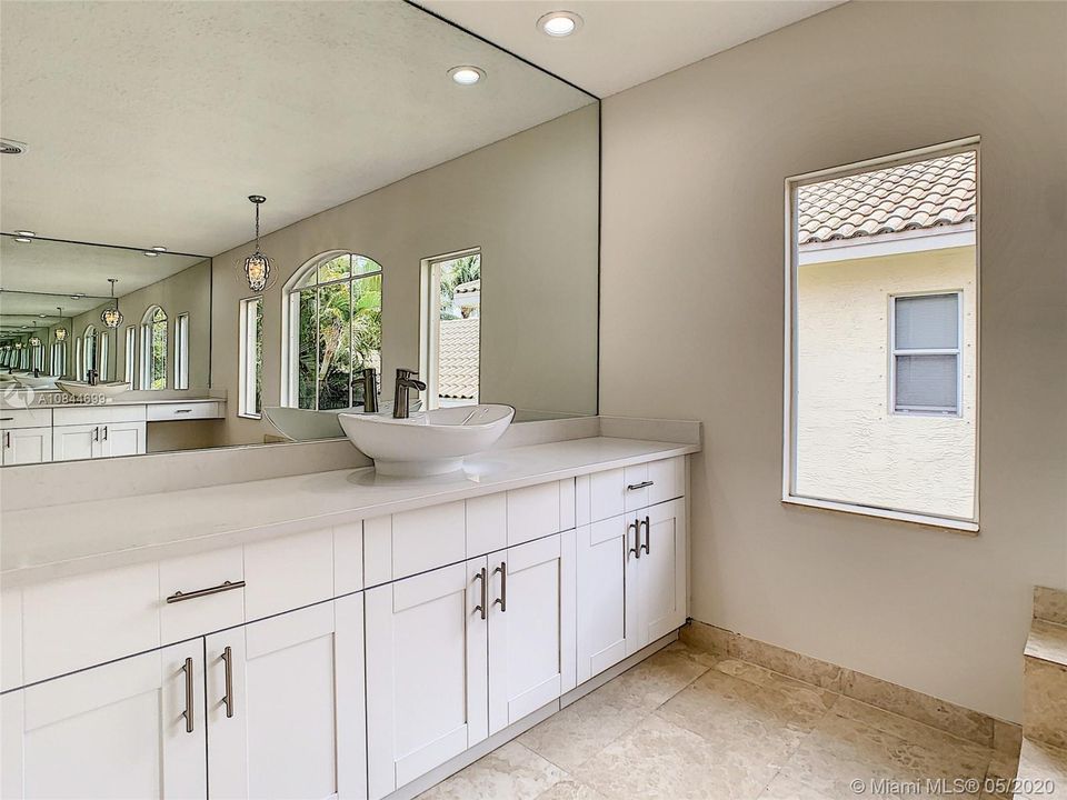 Vendido Recientemente: $1,010,000 (5 camas, 5 baños, 3933 Pies cuadrados)