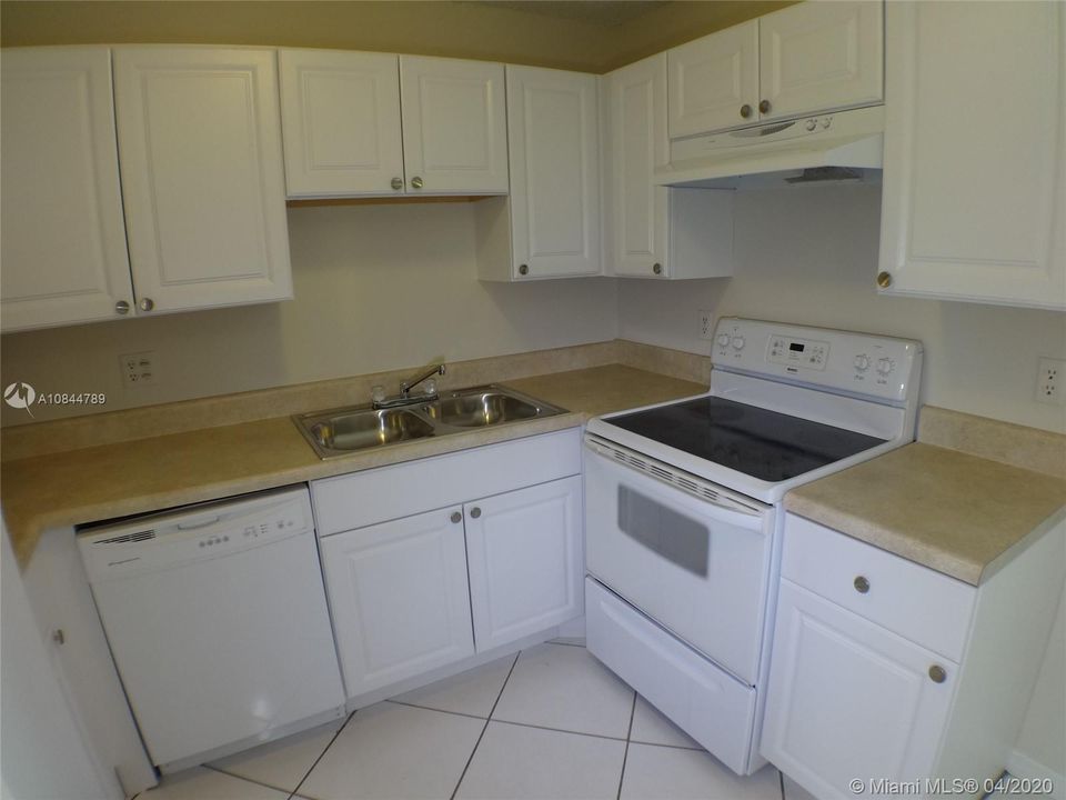 Recently Rented: $1,295 (3 beds, 2 baths, 1371 Square Feet)