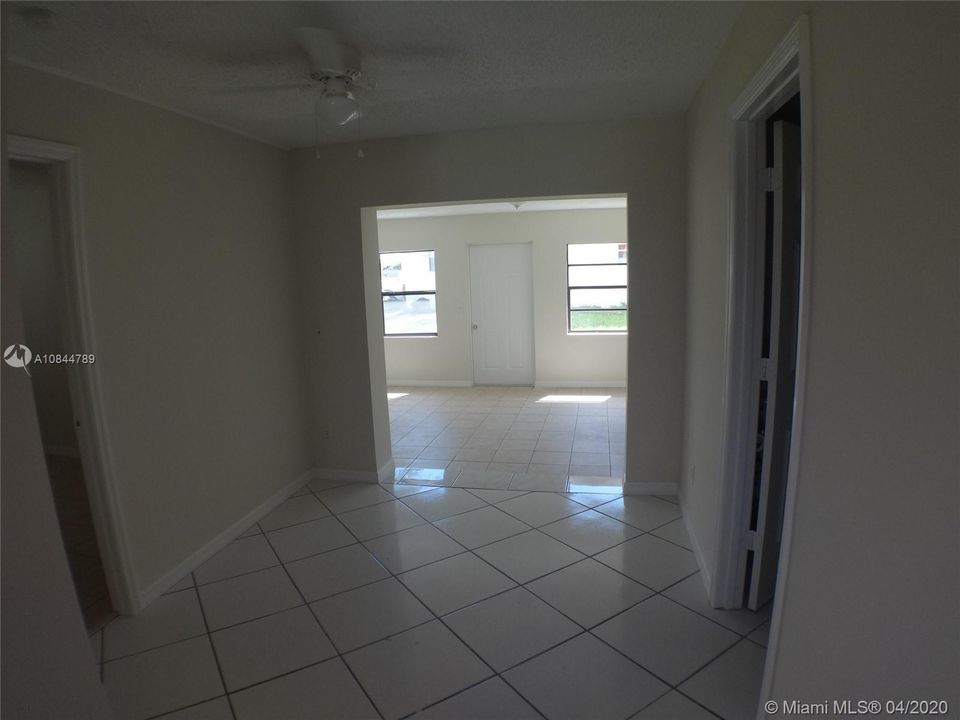 Recently Rented: $1,295 (3 beds, 2 baths, 1371 Square Feet)