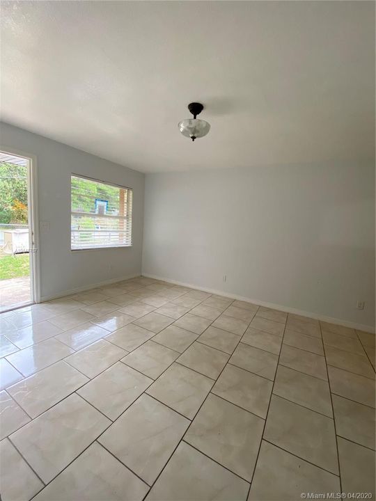Vendido Recientemente: $119,000 (3 camas, 2 baños, 984 Pies cuadrados)