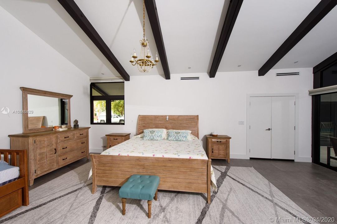 Recently Rented: $7,500 (4 beds, 3 baths, 2940 Square Feet)