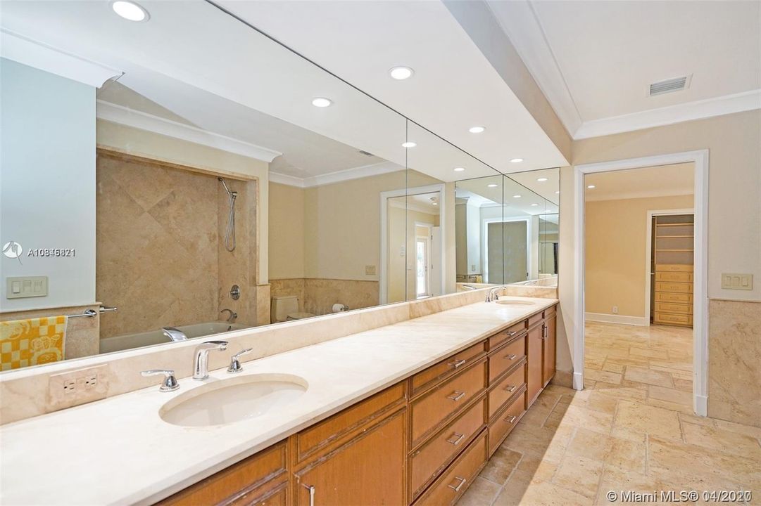 Recently Rented: $5,500 (6 beds, 3 baths, 4926 Square Feet)