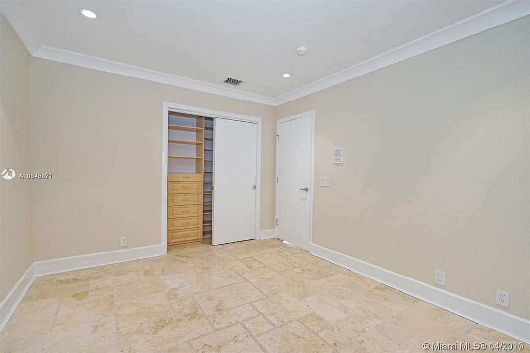 Recently Rented: $5,500 (6 beds, 3 baths, 4926 Square Feet)