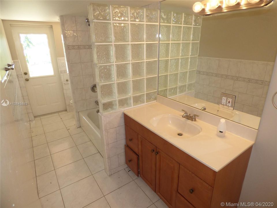 Vendido Recientemente: $599,900 (3 camas, 3 baños, 3493 Pies cuadrados)