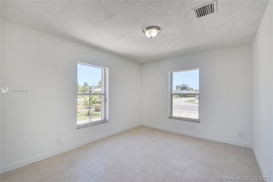 Recently Sold: $299,500 (4 beds, 3 baths, 1084 Square Feet)