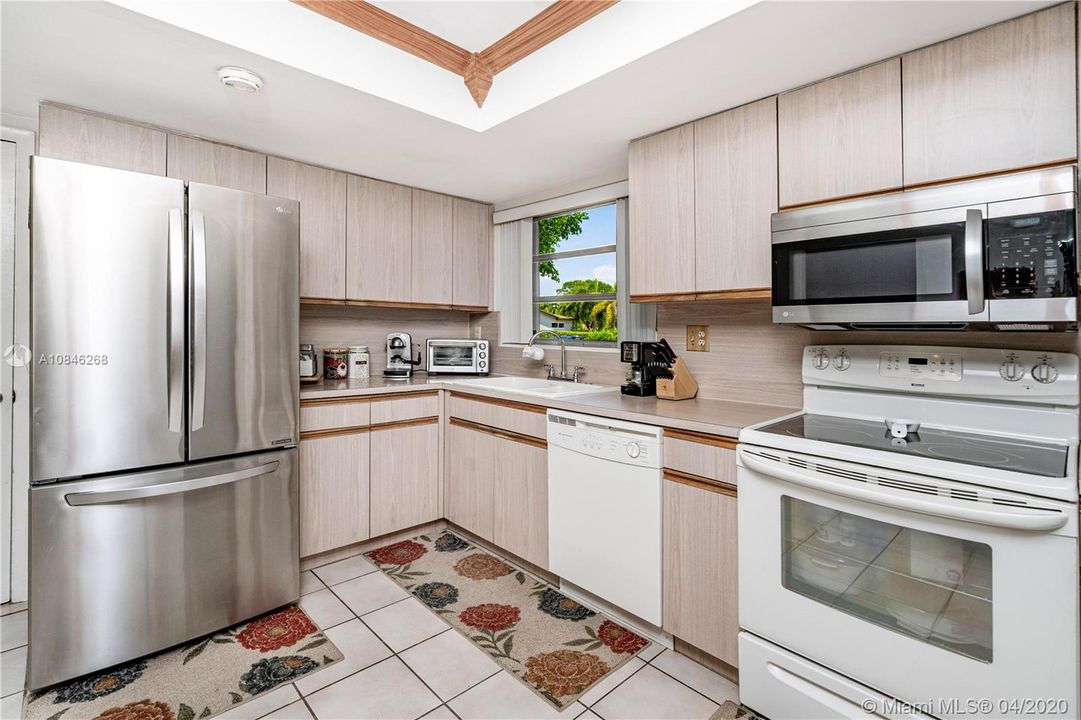 Vendido Recientemente: $450,000 (4 camas, 2 baños, 1722 Pies cuadrados)