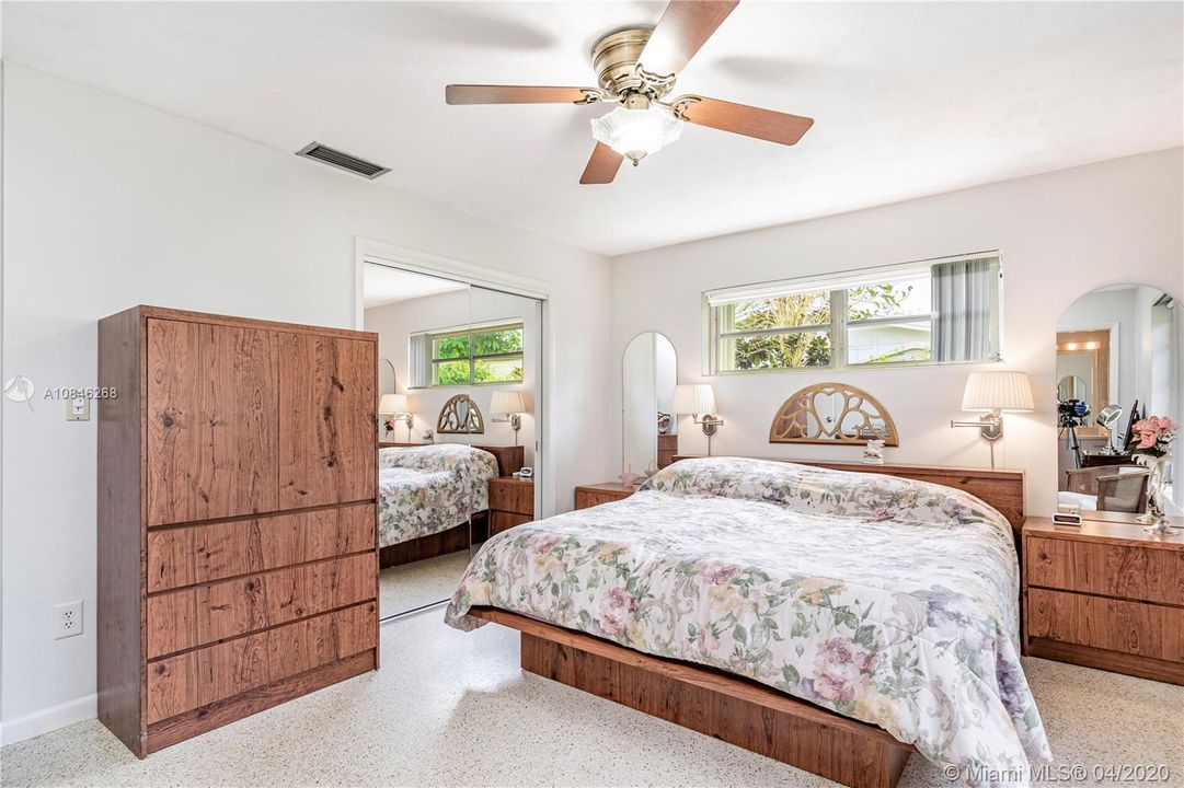 Vendido Recientemente: $450,000 (4 camas, 2 baños, 1722 Pies cuadrados)
