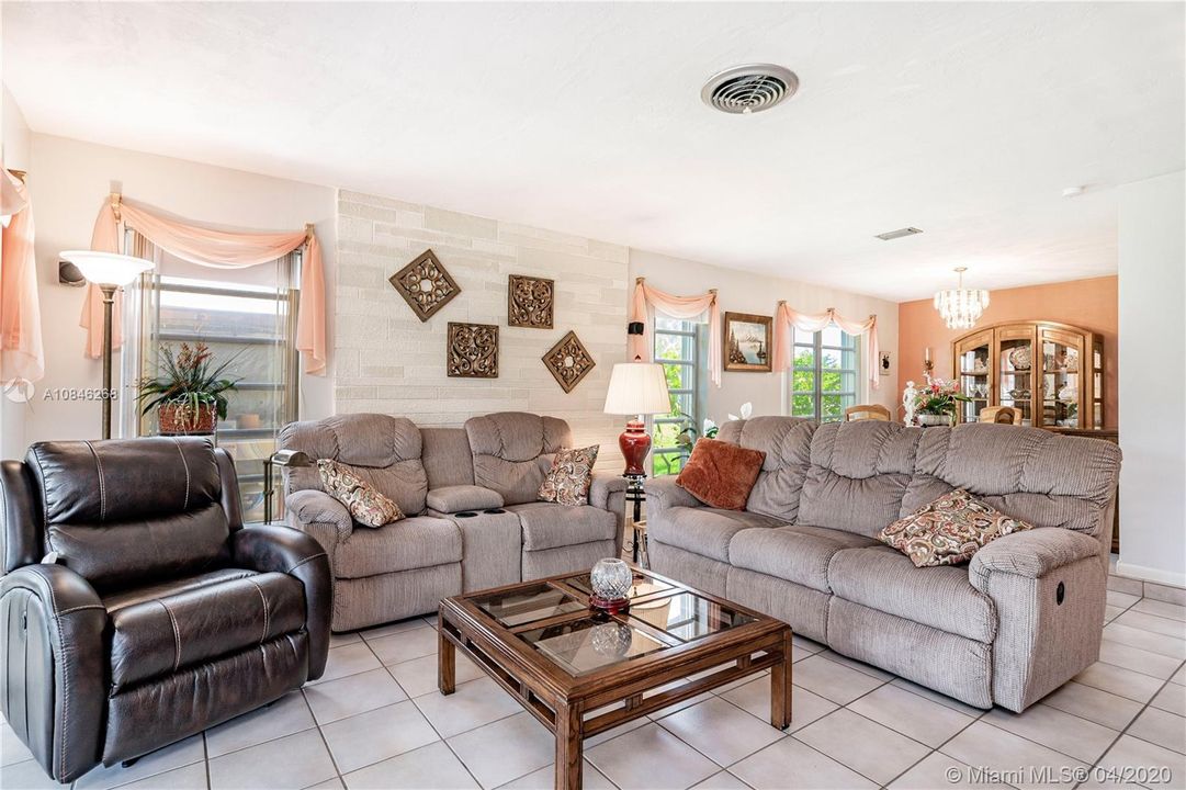 Vendido Recientemente: $450,000 (4 camas, 2 baños, 1722 Pies cuadrados)