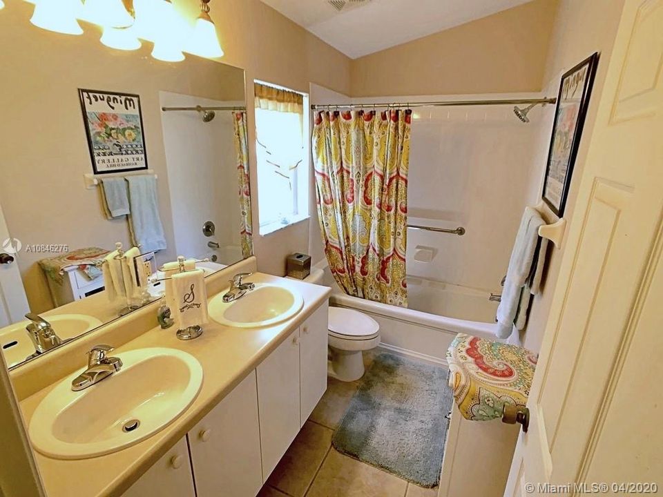 Vendido Recientemente: $209,000 (3 camas, 2 baños, 1330 Pies cuadrados)
