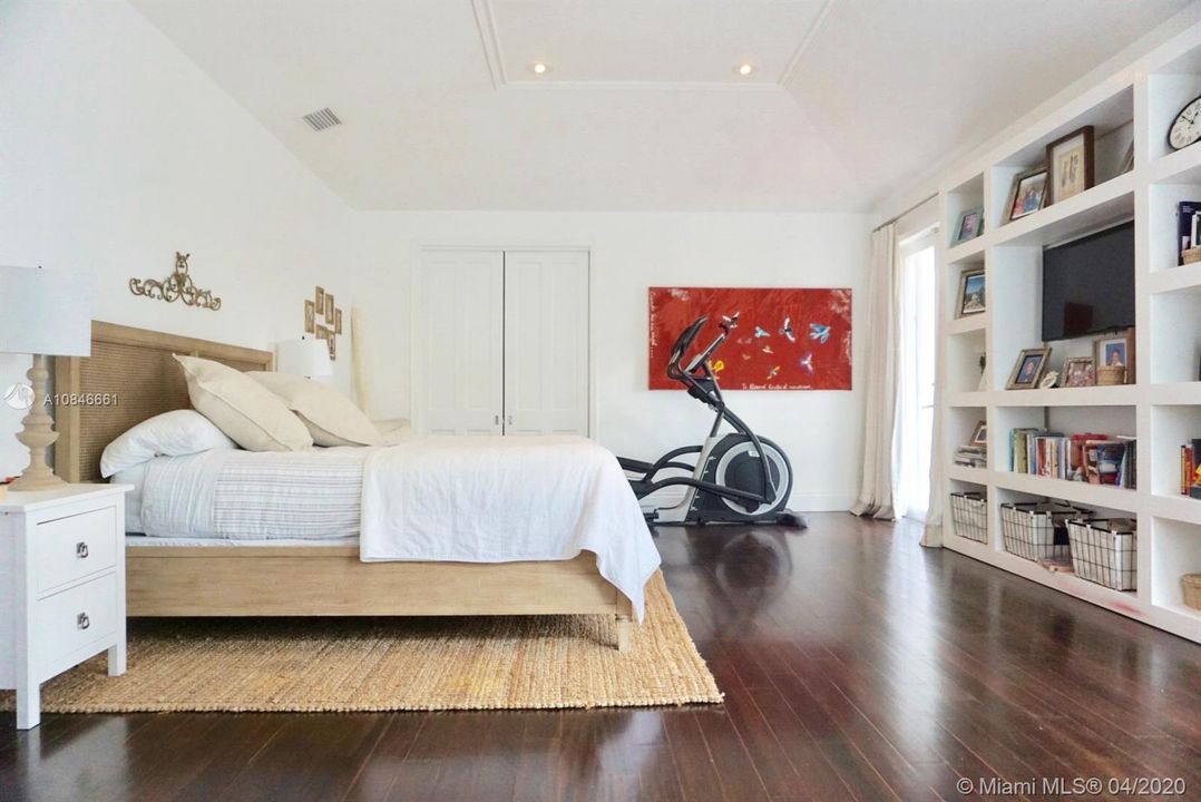 Spacious and full of light Master bedroom