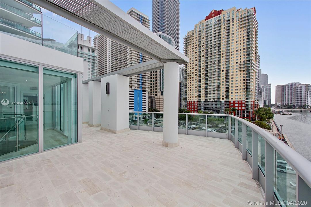 最近售出: $1,899,000 (3 贝兹, 3 浴室, 2326 平方英尺)