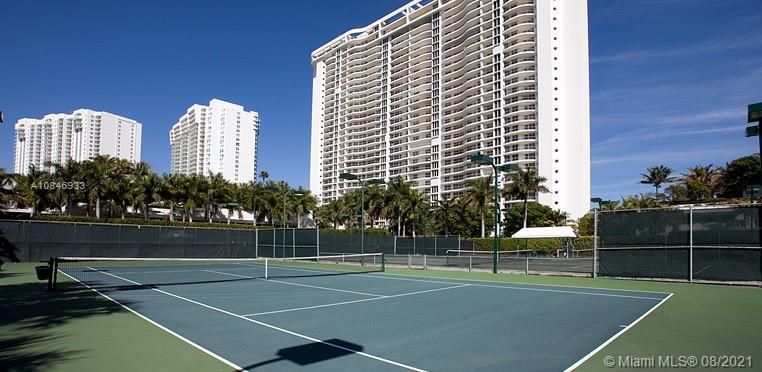 Active Tennis community with clubhouse, pros and 16 tennis courts