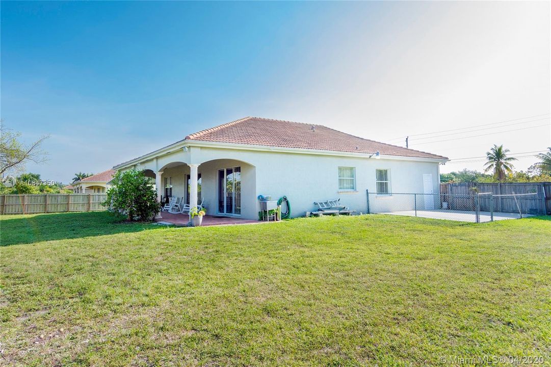 Недавно продано: $490,000 (4 спален, 2 ванн, 1834 Квадратных фут)