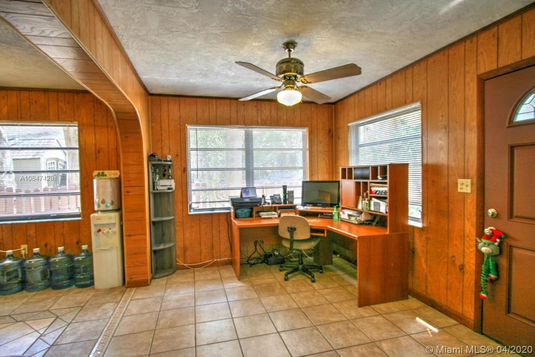 Недавно продано: $365,000 (3 спален, 1 ванн, 1250 Квадратных фут)