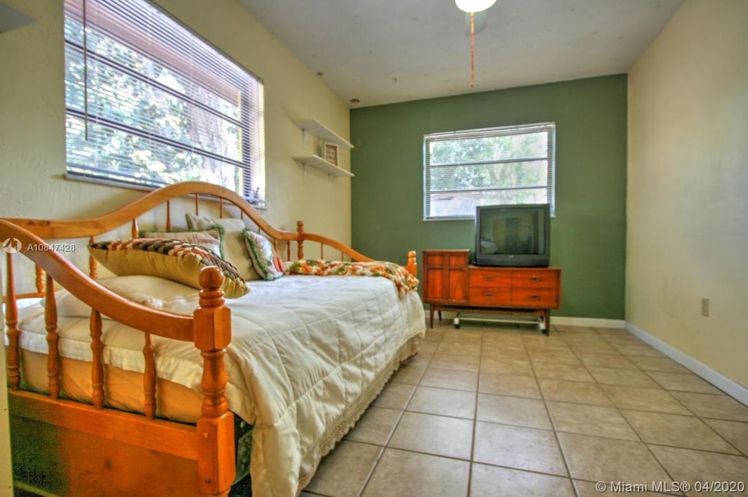Недавно продано: $365,000 (3 спален, 1 ванн, 1250 Квадратных фут)