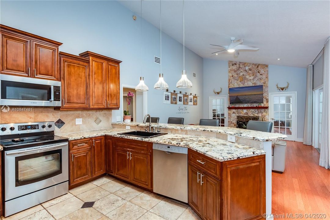 Недавно продано: $875,000 (5 спален, 4 ванн, 3302 Квадратных фут)