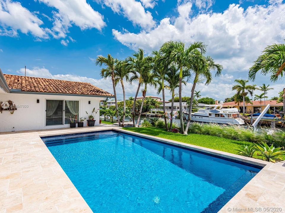 Large pool with bench seating