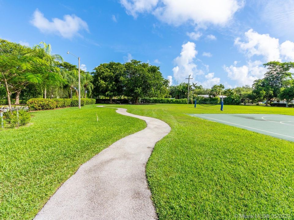 Long trails for a nice stroll around the community