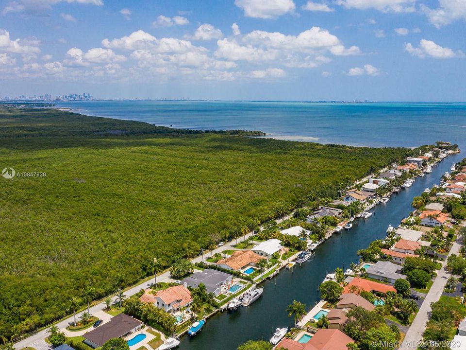 Close proximity to Biscayne Bay