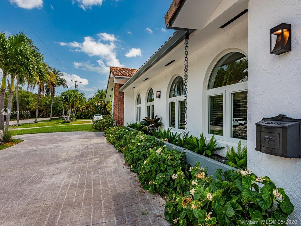Lush landscape welcomes you to come in