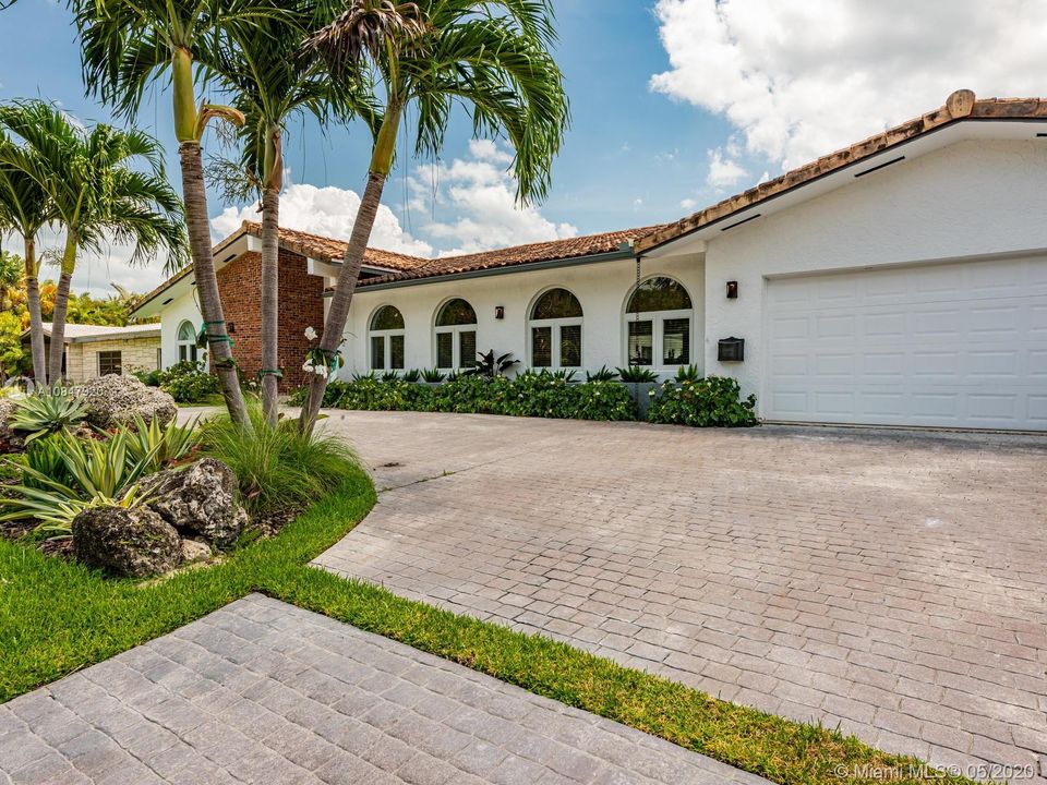 Circular driveway with ample parking for guests