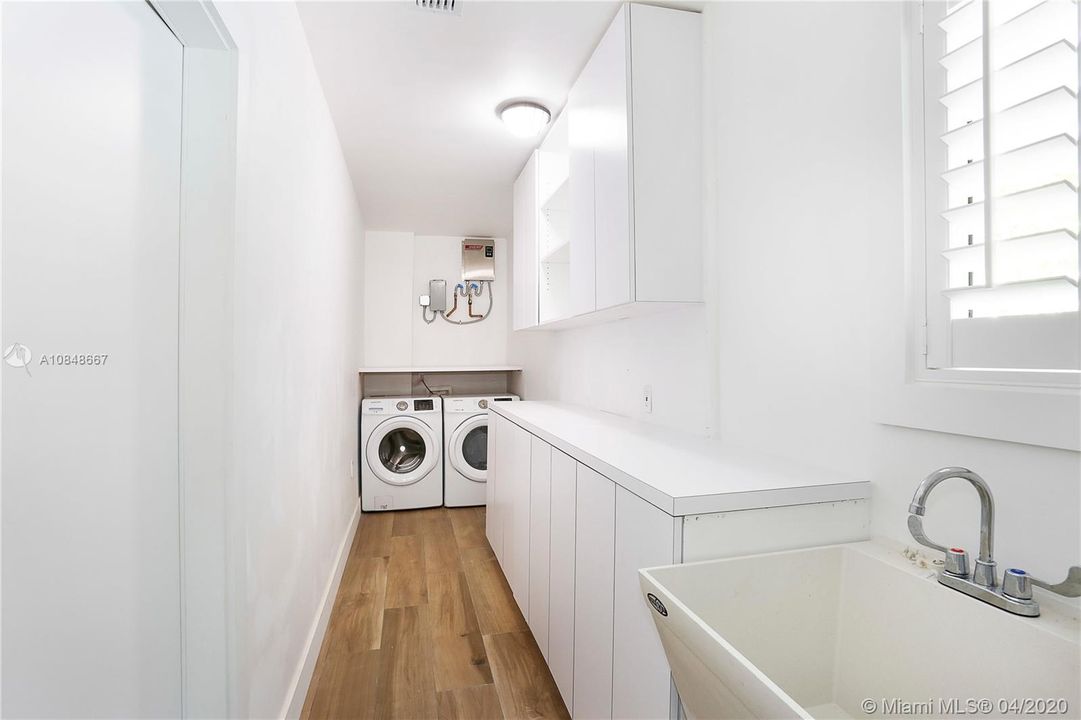 Recently Rented: $5,800 (4 beds, 2 baths, 2170 Square Feet)