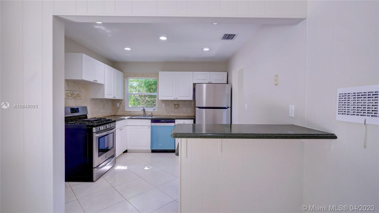 Vendido Recientemente: $311,900 (3 camas, 2 baños, 1364 Pies cuadrados)