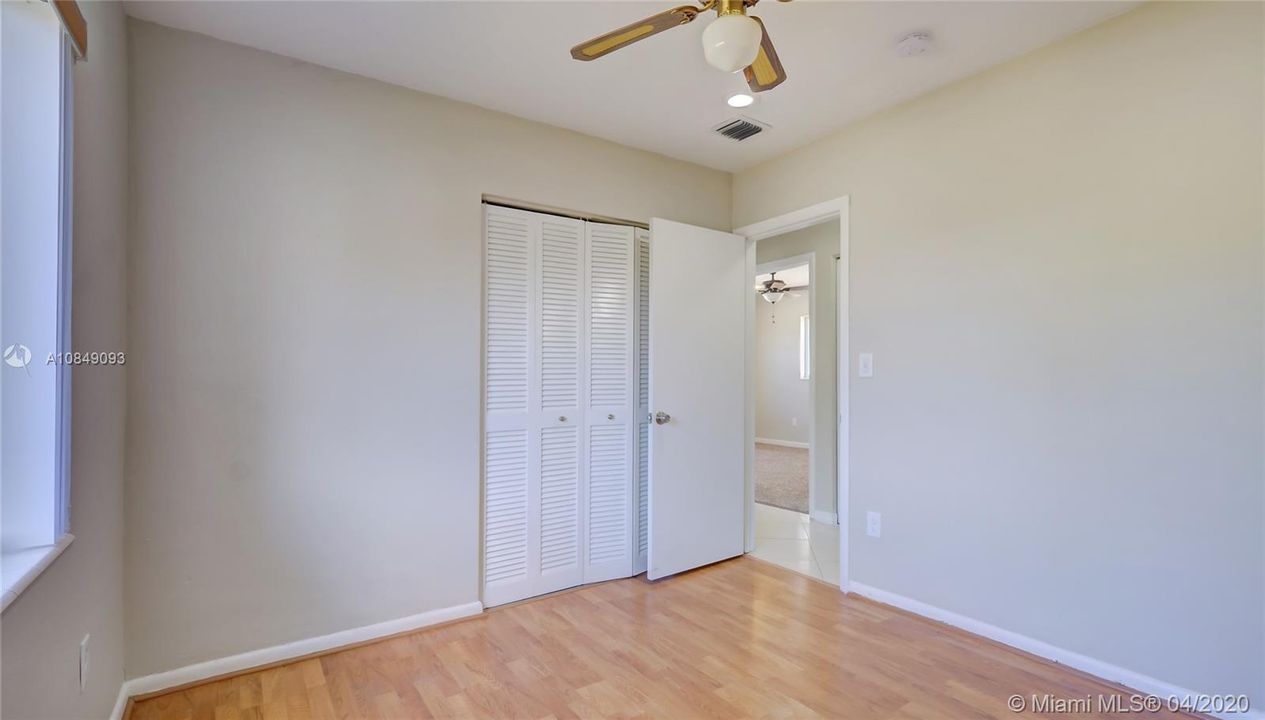 Vendido Recientemente: $311,900 (3 camas, 2 baños, 1364 Pies cuadrados)