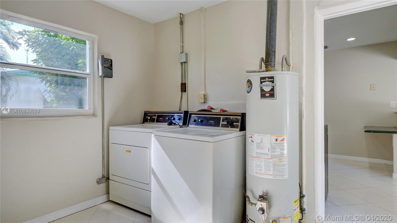 Vendido Recientemente: $311,900 (3 camas, 2 baños, 1364 Pies cuadrados)